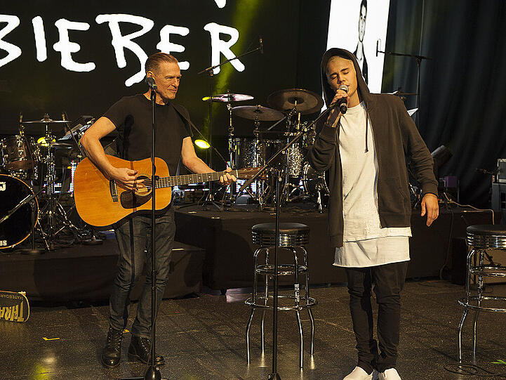 Ungewöhnliches Duo: Bryan Adams (l.) mit Justin Bieber auf der Bühne bei der Veranstaltung "Universal Inside 2015" in Berlin
