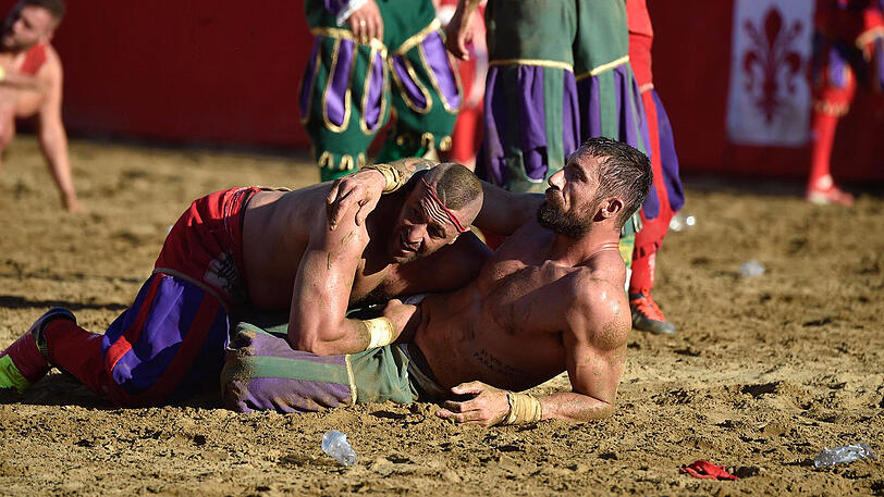 Der Spielball wird hier ganz schnell zur Nebensache - Schläge und Tritte sind hier ausdrücklich erlaubt. Die Biler vom Calcio Storico in Florenz.
