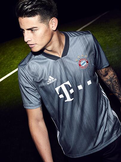 Der FC Bayern präsentiert die neuen Trikots für die Champions-League-Saison 2018/19 und setzt dabei auf Umweltschutz.