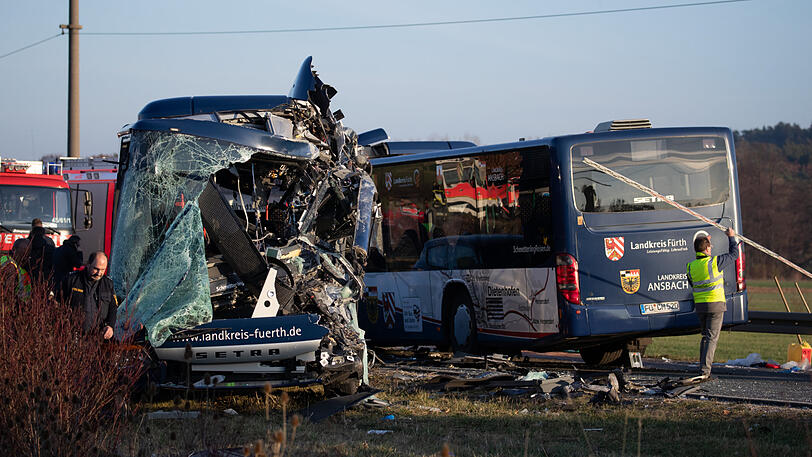 Bei dem Zusammenstoß der beiden Busse wurden mindestens 40 Menschen verletzt.