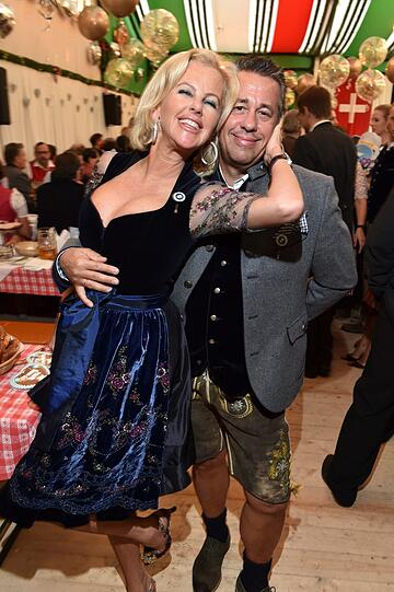 Die Dirndl-Designerin Astrid Söll wurde von ihrem Mann Volker Wöhrle begleitet.