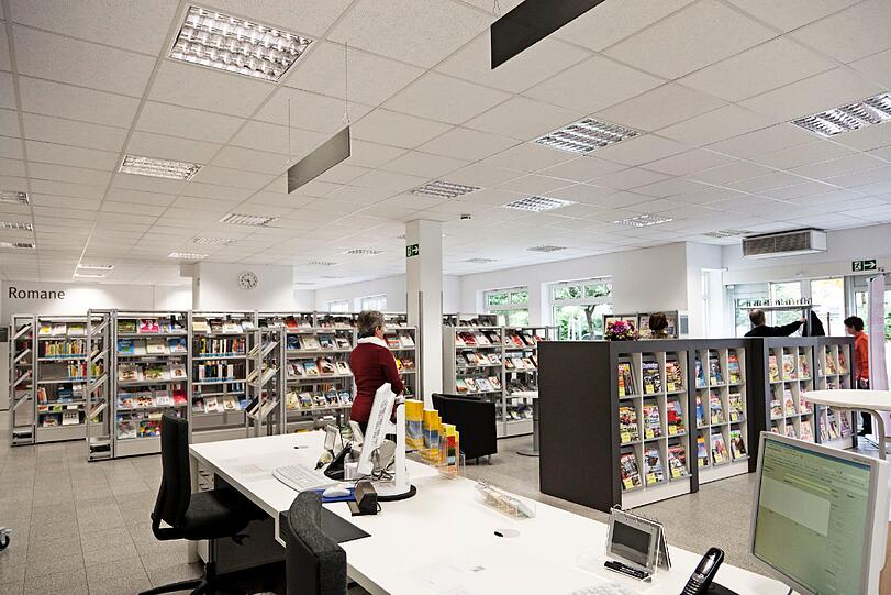 Die neue Bücherei in Waldtrudering ist hell und groß: Damit hier bald noch mehr Leute Bücher und Co. ausleihen können.