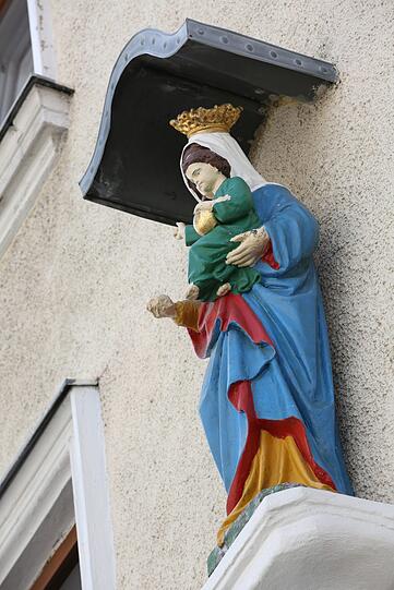 Manchmal muss man den Kopf recken, um etwa diese Madonna zu entdecken