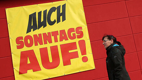 In vielen anderen Bundesländern gibt es bereits deutlich gelockerte Ladenöffnungszeiten - in Bayern bleibt es vorerst bei 20 Uhr. (Archivbild)