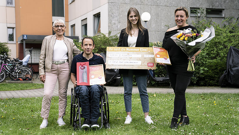 Christina Kollmeier, Schöne Münchnerin 2020 (Zweite von rechts), gratulierte Karin Giesche, Münchens Lieblingsnachbarin (rechts), und Alexander Neyer, der Karin nominiert hatte. Links im Bild Karins Mutter Andjela, die nebenan von den beiden wohnt. Christina Kollmeier, Schöne Münchnerin 2020 (Zweite von rechts), gratulierte Karin Giesche, Münchens Lieblingsnachbarin (rechts), und Alexander Neyer, der Karin nominiert hatte. Links im Bild Karins Mutter Andjela, die nebenan von den beiden wohnt.