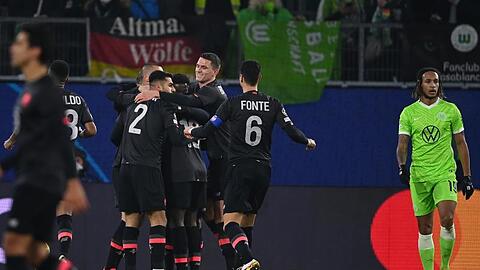 Lilles Spieler (l) jubeln nach dem frühen Tor durch Burak Yilmaz zur 1:0-Führung beim VfL Wolfsburg.
