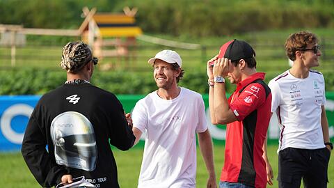 Sebastian Vettel (M) will mit mehreren Aktionen an die in Imola verunglückte Formel-1-Legende Ayrton Senna erinnern.