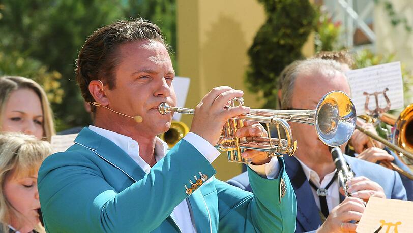 Stefan Mross ist bekannt für sein Trompetenspiel auf der Bühne. Stefan Mross ist bekannt für sein Trompetenspiel auf der Bühne.