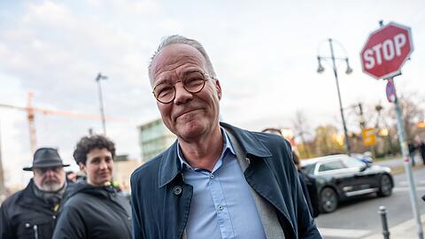 Zumindest die Stimmung scheint gut. SPD-Generalsekretär Matthias Miersch auf dem Weg zur ersten Runde der Koalitionsverhandlungen. (Archivfoto)