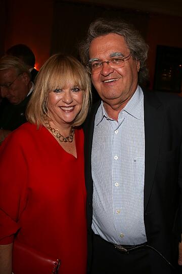 Patricia Riekel und Helmut Markwort bei der Premiere der Komödie "The Kingês speech" am 18.09.2013 im Bayerischen Hof in München.