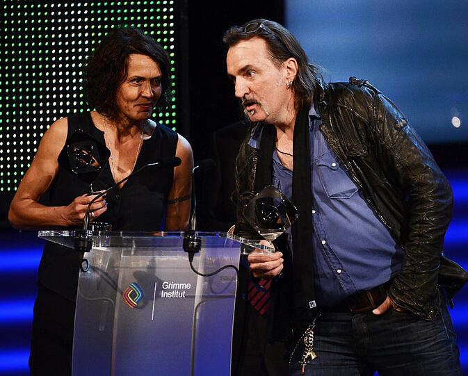 Die Schauspieler Ulrike Folkerts (l) und Andreas Hoppe (r) stehen mit dem Preis in der Kategorie "Besondere Ehrung" stellvertretend für alle Tatort-Teams auf der Bühne.