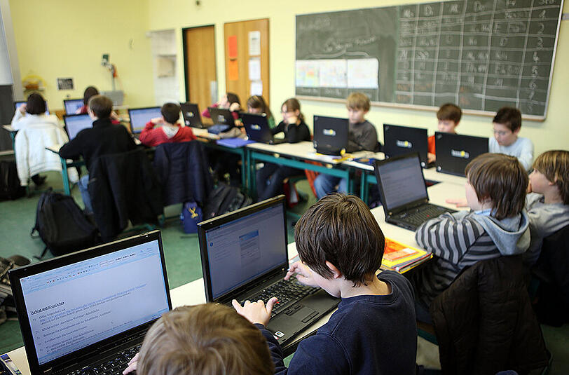 Surfen im öffentlichen WLAN-Netz der Stadt: Das ist bald in 339 Münchner Schulen möglich. (Archivbild)