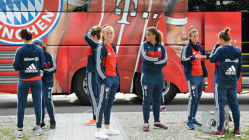 Auf geht's: Die Fußballerinnen des FC Bayern vor der Abfahrt ins Trainingslager.