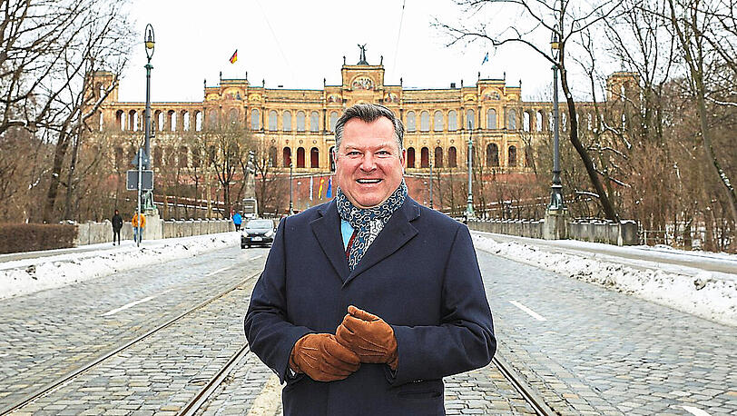 Von dort geht Josef Schmid zu Fuß zum Landtag. Hier hat er in der Regel drei Sitzungen die Woche &ndash; mittags oder am Nachmittag.