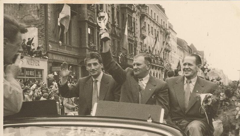 "Auf dem Bild ist unschwer Sepp Herberger (rechts) zu erkennen, die anderen Personen, vermutlich Spieler, kenne ich leider nicht", beschreibt Michael Bohne diese Szene. "Auf dem Bild ist unschwer Sepp Herberger (rechts) zu erkennen, die anderen Personen, vermutlich Spieler, kenne ich leider nicht", beschreibt Michael Bohne diese Szene.