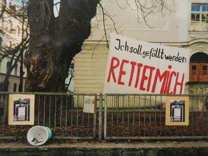 Protest 1998: Mit Transparenten am Baum wird für dessen Rettung gekämpft &ndash; mit Erfolg.