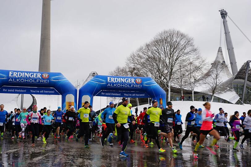 1.100 Läufer nahmen am Samstagvormittag am Winterlauf im Olympiapark in München teil. Hier gibt's die Bilder.