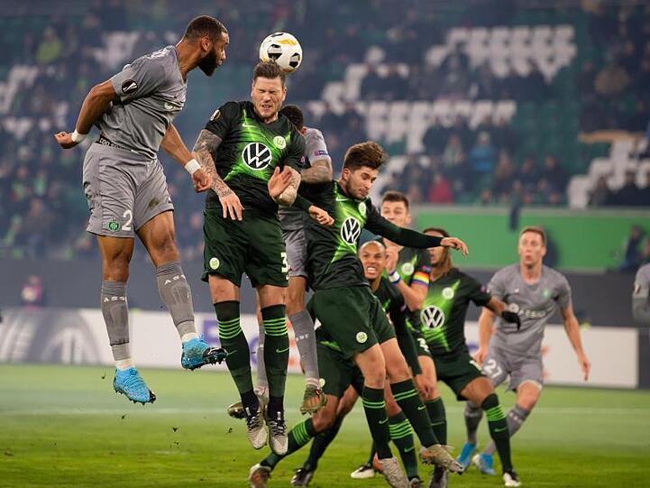 St. Etiennes Harold Moukoudi (l) ist vor VfL-Profi Daniel Ginczek am Ball.