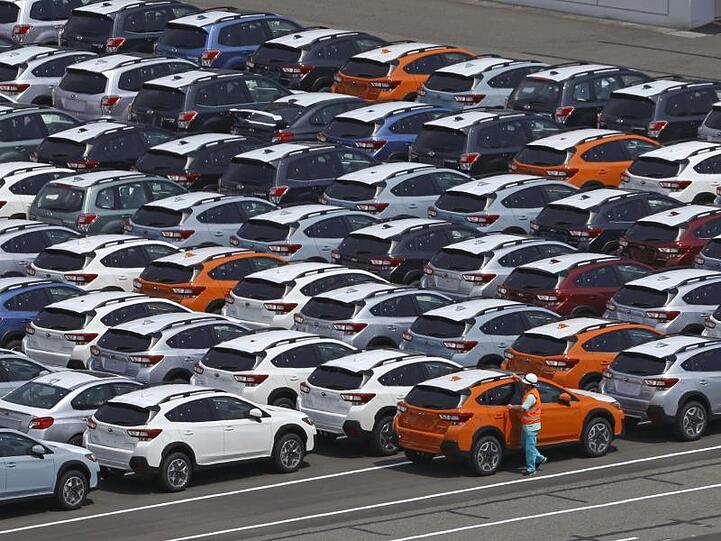 Japanische Autos stehen vor ihrem Export auf einem Parkplatz am Seehafen Kawasaki.