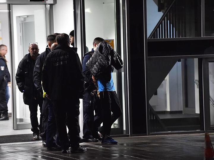 Der Angeklagte wird im November 2019 nach der Messerattacke in der Berliner Schlossparkklinik abgeführt.