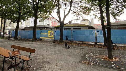 Könnte schöner sein: der Bauzaun am Elisabethmarkt.