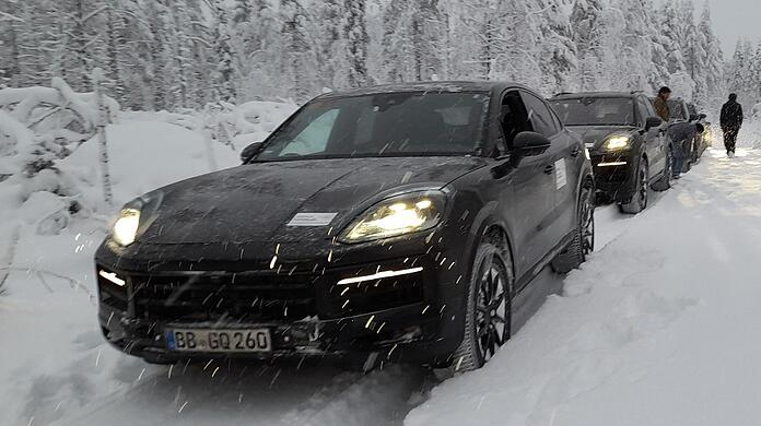 Etappen durch verschneite Forstwege sind für die SUV aus Zuffenhausen kein Problem.