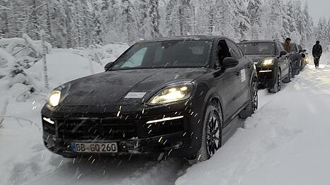 Etappen durch verschneite Forstwege sind für die SUV aus Zuffenhausen kein Problem.