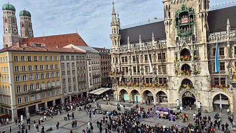 Bei der Kundgebung auf dem Marienplatz in München positionieren sich Menschen gegen die Aussage zum "Stadtbild" von Kanzler Friedrich Merz.