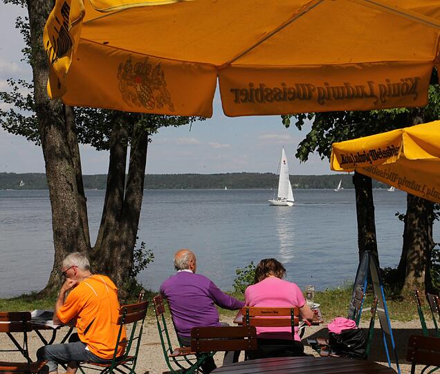 Die Seele baumeln lassen und einfach bloß den Segelbooten zuschauen &ndash; im Tutzinger Biergarten am Starnberger See kann man das.