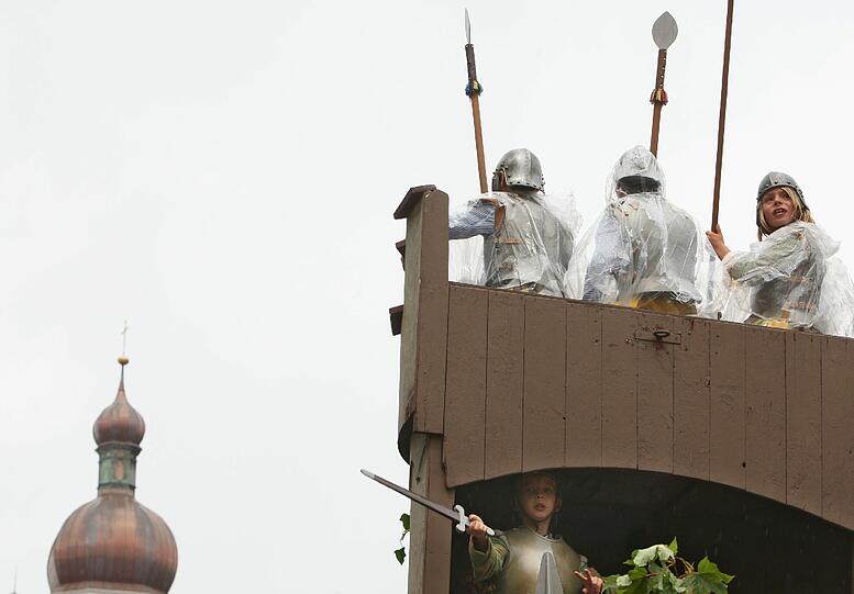 Der Umzug ist Höhepunkt des Landsberger Ruethenfestes. In dem Fest das alle vier Jahre begangen wird, stellen 1100 Kinder die geschichtlichen Stationen ihrer Stadt nach.