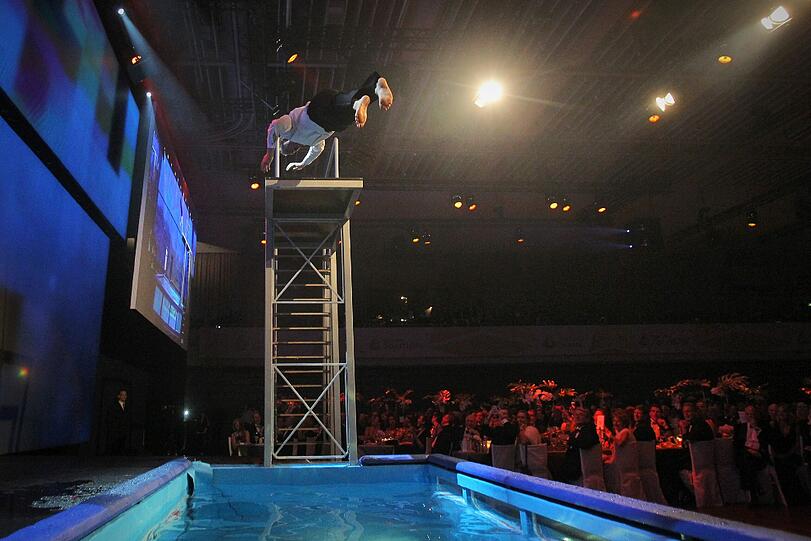 Bussis, Dekolletees und ein nasser Showmaster: Die Bilder vom Ball des Sports