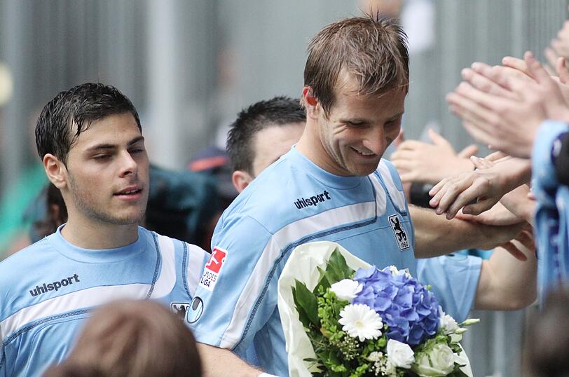 Blumen vom Verein und einen Handschlag von den Fans: Die Löwen Kevin Volland und Stefan Aigner auf ihrer Abschiedstour durch die Allianz Arena.