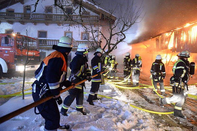 Brand in Obing: In einer Schreinerei war Feuer ausgebrochen. 200 Feuerwehrler kämpften gegen die Flammen. Das Gebäude brannte nieder.