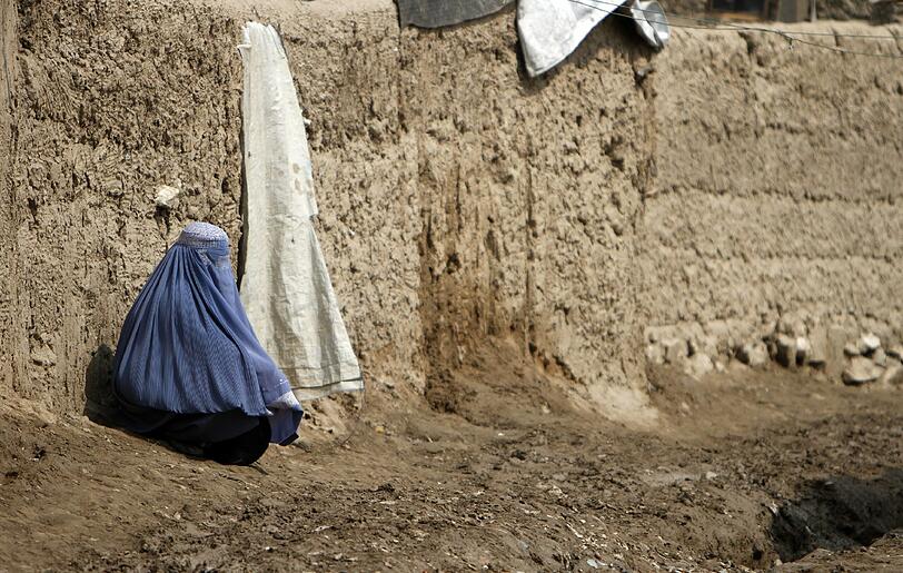 Afghanische Frau vor einem Laden für Burkas: Die geringste Abweichung von den Regeln der Taliban kann Frauen das Leben kosten.