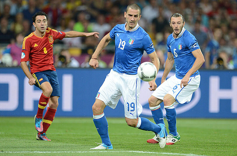 EM-Finale 2012: Spaniens Xavi (links) sieht sich den Italienern Leonardo Bonucci (Mitte) und Federico Balzaretti gegenüber.