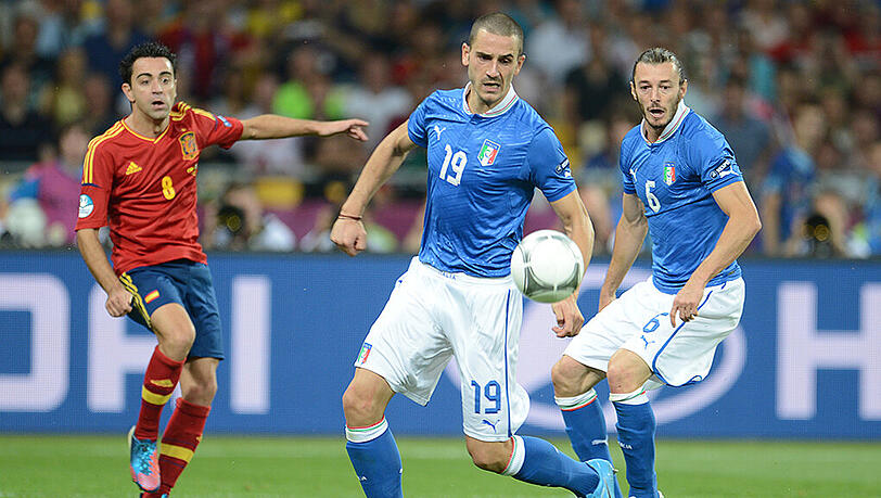 EM-Finale 2012: Spaniens Xavi (links) sieht sich den Italienern Leonardo Bonucci (Mitte) und Federico Balzaretti gegenüber. EM-Finale 2012: Spaniens Xavi (links) sieht sich den Italienern Leonardo Bonucci (Mitte) und Federico Balzaretti gegenüber.