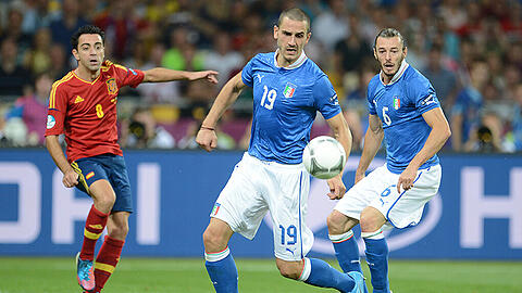 EM-Finale 2012: Spaniens Xavi (links) sieht sich den Italienern Leonardo Bonucci (Mitte) und Federico Balzaretti gegenüber.