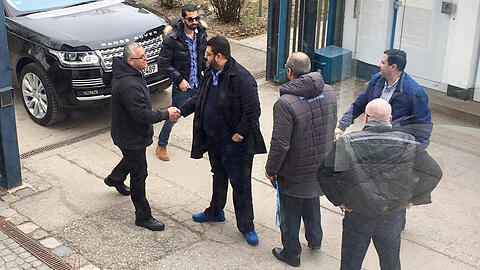 Investor Hasan Ismaik (m.) am Freitag auf dem Trainingsgelände der Löwen.