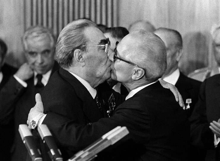 Erich Honecker und Leonid Iljitsch Breschnew begrüßen sich mit einem Bruderkuss anlässlich Breschnews Teilnahme an den Feiern zum 30. Geburtstag der DDR 1979 in Ost-Berlin.