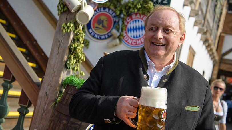 Sternekoch Alfons Schuhbeck verlässt das Weißbierzelt der Brauerei Unertl.