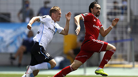 Voller Einsatz: Fabian Greilinger (l.) im Duell mit Hachings Markus Schwabl.