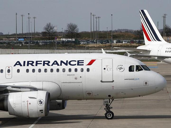 Flugzeuge der französischen Airline Air France stehen auf dem Rollfeld des Flughafens Paris Charles de Gaulle.