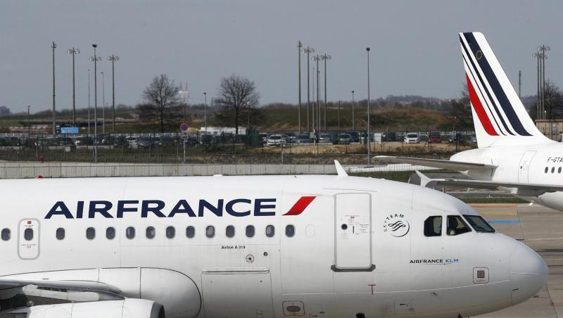 Flugzeuge der französischen Airline Air France stehen auf dem Rollfeld des Flughafens Paris Charles de Gaulle. Flugzeuge der französischen Airline Air France stehen auf dem Rollfeld des Flughafens Paris Charles de Gaulle.