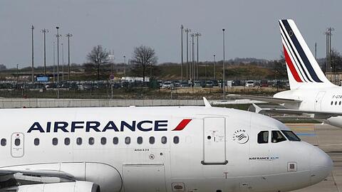 Flugzeuge der französischen Airline Air France stehen auf dem Rollfeld des Flughafens Paris Charles de Gaulle.
