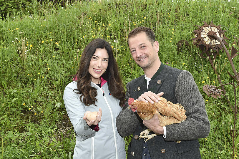 Alois Seyrling (Hotelier), Alexandra Polzin beim Hühnerstreicheln.