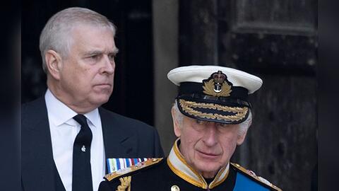 Prinz Andrew (l.) und König Charles III. bei der Beerdigung ihrer gemeinsamen Mutter, Queen Elizabeth II.