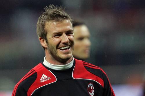 David Beckham darf sich freuen. Statt nächste Woche nach Kalifornien zurückzufliegen, darf er nun beim AC Mailand bleiben.
