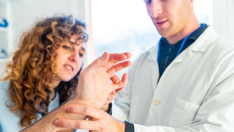 Handverletzung? Erst mal zum Hausarzt, und der vermittelt dann einen Termin beim Orthopäden - so ähnlich sehen die Pläne der Bundesregierung aus.