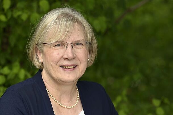 Kuratorin Christine Heinz.  Sie ist die Autorin von "Ismaning &ndash; so sch&ouml;n und so friedlich. Die Geschichte der Ismaninger Schlossanlage".