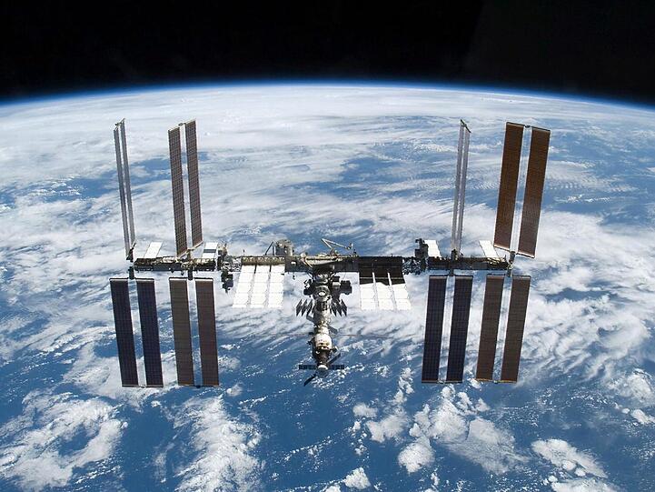 Das Bild zeigt die ISS, eines der größten Technologieprojekte aller Zeiten, in ihrer 350 Killometer hohen Umlaufbahn um die Erde.